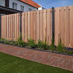 <h2>Ontdek de charme van houten tuinschermen</h2>

<p>Waarom kiezen voor houten tuinschermen? Houten tuinschermen zijn al decennia de favoriete keuze voor tuinafscheidingen. Hun natuurlijke uitstraling brengt een ongeëvenaarde sfeer in elke tuin. Dit type schutting combineert prachtig met diverse tuinstijlen, van modern tot klassiek. Bovendien biedt het een scala aan houtsoorten zoals vurenhout, grenenhout, en douglashout, waardoor de mogelijkheden bijna eindeloos zijn.</p>

<p> </p>

<h2>Voordelen van houten schuttingen</h2>

<p><strong>Budgetvriendelijk en stijlvol:</strong> Houten schuttingen zijn vaak voordeliger dan alternatieven en bieden een warme, natuurlijke look.<br />
<strong>Aanpasbaar naar wens:</strong> Dankzij de bewerkbaarheid van hout is het mogelijk om een schutting op maat te laten maken, perfect passend bij uw tuinontwerp.</p>

<p> </p>

<h2>Vind de perfecte houten schutting voor uw tuin</h2>

<p>Op SCHUTTING.nl begrijpen we dat het kiezen van de juiste schutting een belangrijke beslissing is. Met onze 'Schutting Keuzehulp' en uitgebreide filteropties helpen we u stap voor stap naar de ideale tuinafscheiding. Nog vragen? Ons team staat klaar om u te assisteren, of duik in onze <a href="https://www.schutting.nl/veelgestelde-vragen">veelgestelde vragen</a> voor meer informatie.</p>
